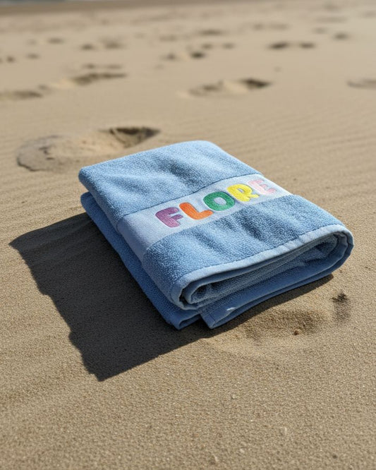 Gepersonaliseerde handdoek speels geborduurd met een kleurrijke naam