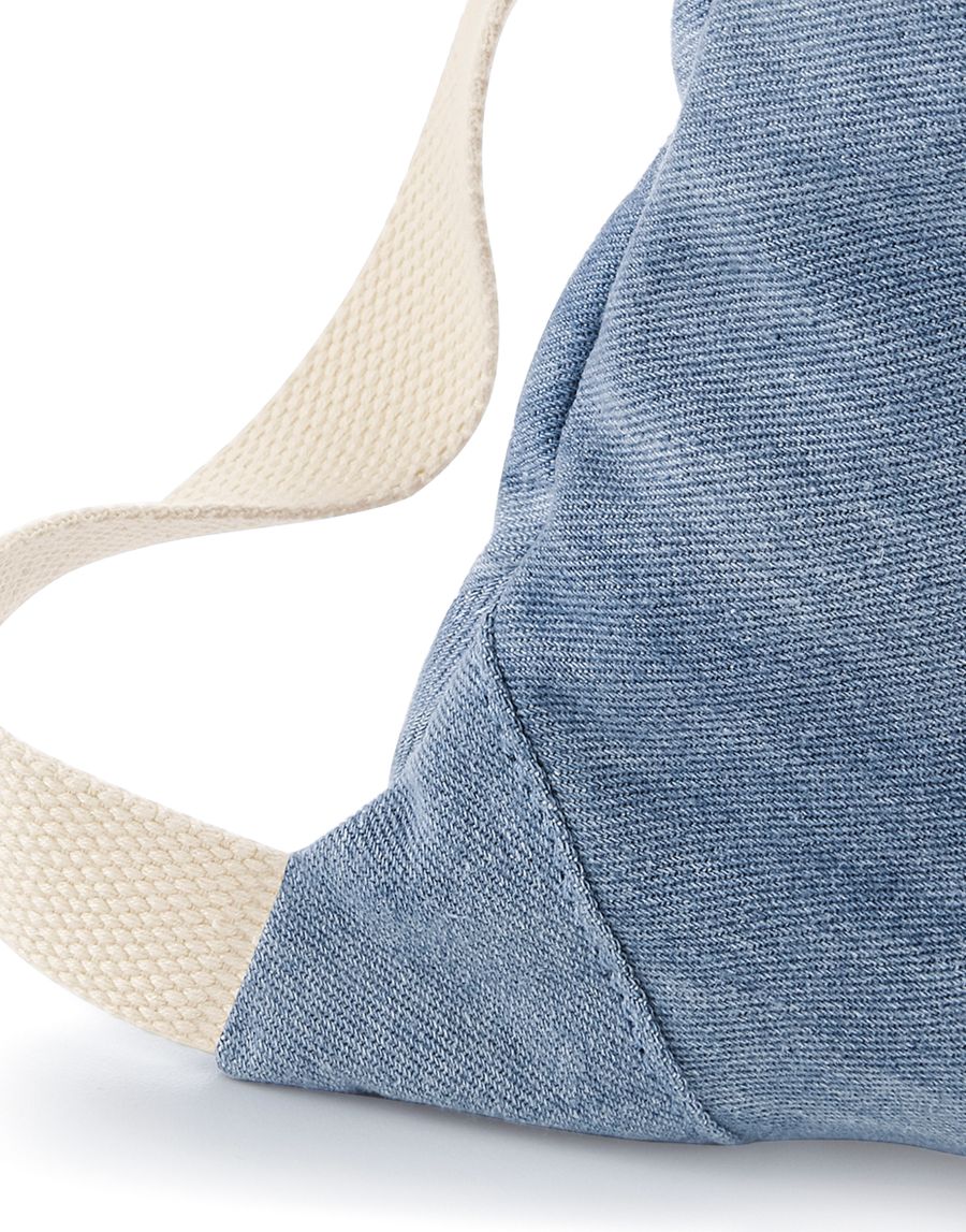 Gepersonaliseerde jeans turnzak of zwemzak van bagbase bedrukt op naam detailfoto