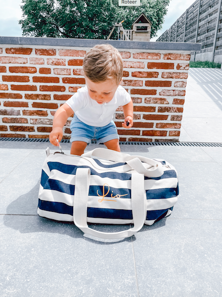 Gepersonaliseerde gestreepte kokertas op maat geborduurd te Antwerpen met naam of tekst voor baby of kind van het Merk Westford Mill in marine stijl