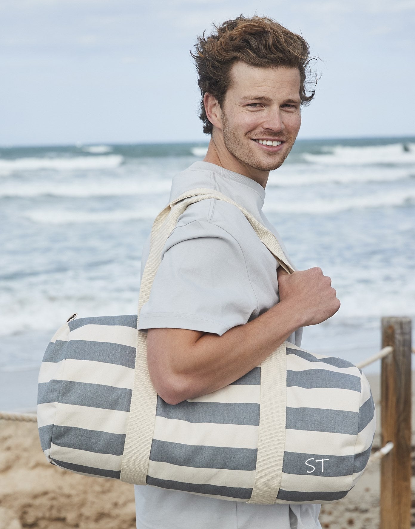 Gepersonaliseerde gestreepte beach bag op maat geborduurd te Antwerpen met naam of tekst voor volwassen man van het Merk Westford Mill in marine stijl