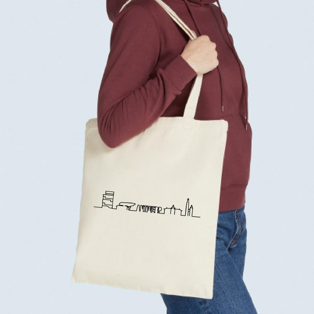Vrouw met tote bag of shopper bedrukt met de skyline van de stad Antwerpen