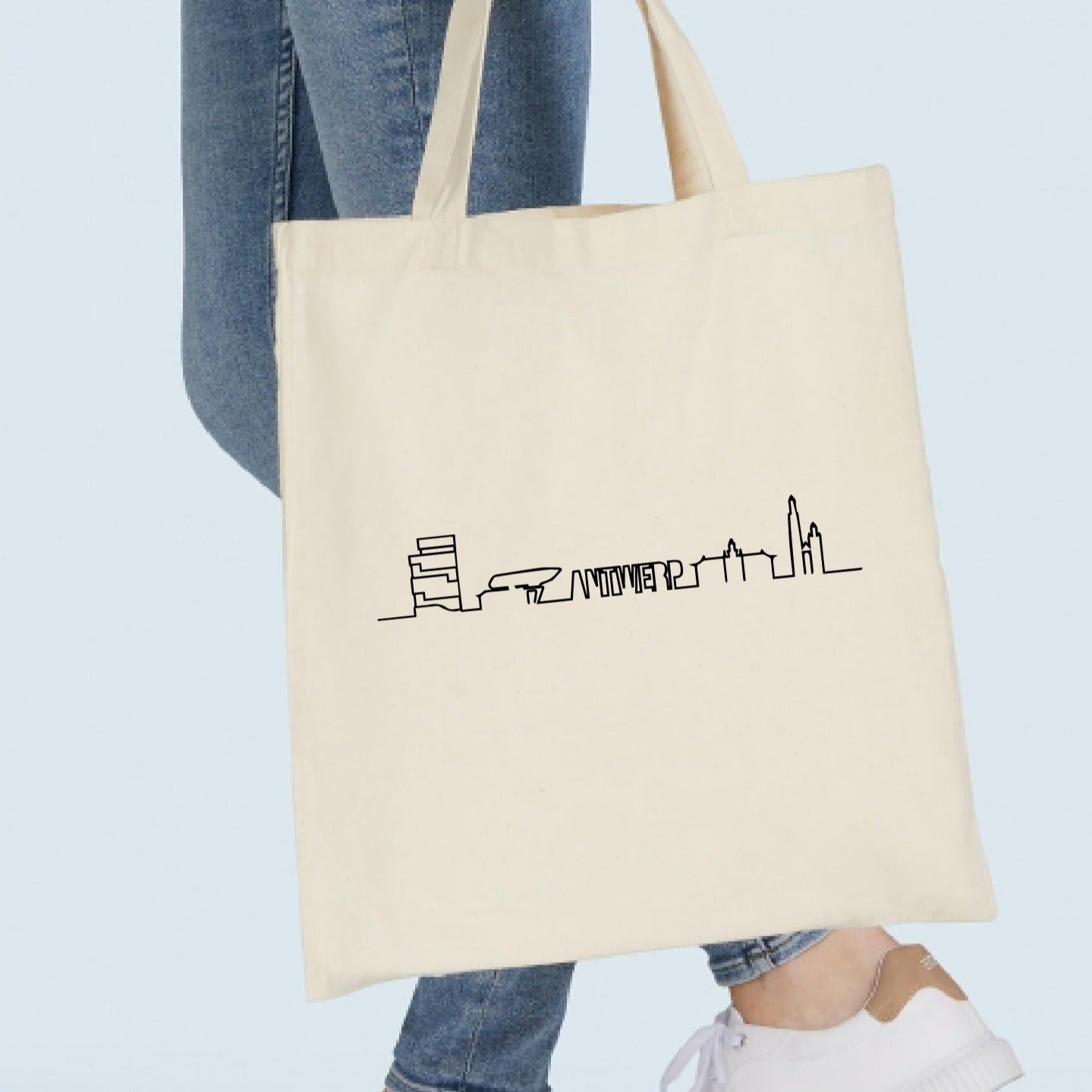 Vrouw met totebag of shopper bedrukt met de skyline van de stad Antwerpen