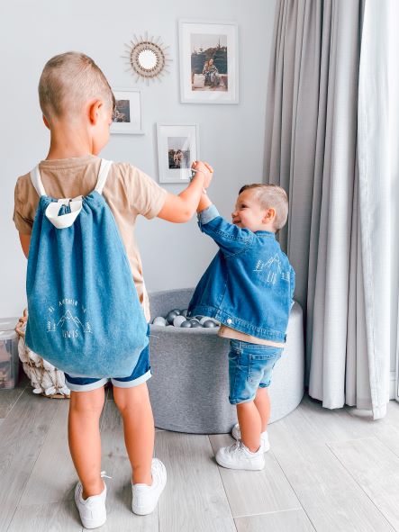 Gepersonaliseerde jeans stof turnzak kleuter en jeansvest peuter te personaliseren via borduren of bedrukken op naam Bagbase en babybugz Antwerpen