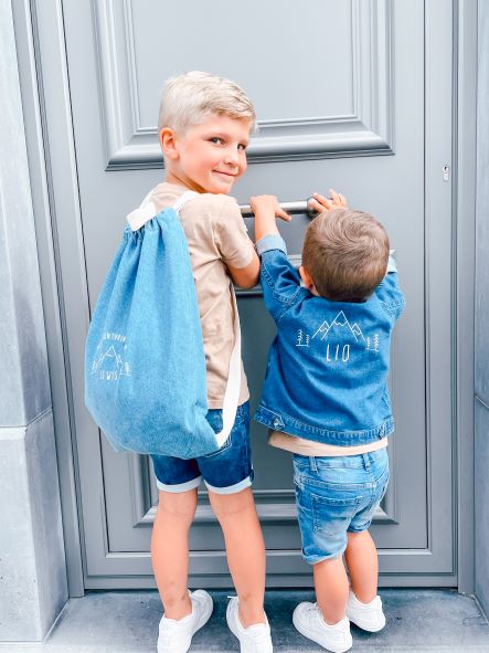 Jeans stof turnzak en Jeansvest baby of kind te personaliseren via borduren of bedrukken op naam Bagbase en babybugz Antwerpen