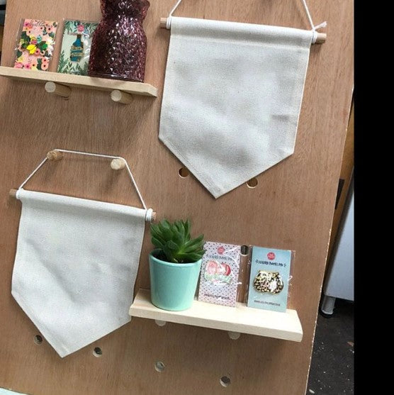 Gepersonaliseerd vlaggetje of wimpel als decoratie voor kinderkamer geborduurd op naam te Antwerpen