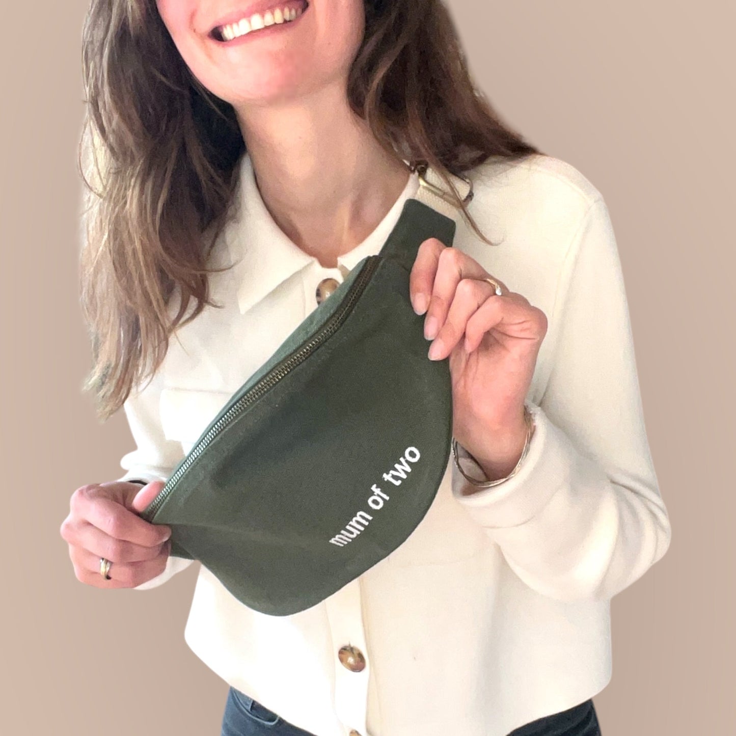 Heuptasje “MUM OF TWO” – Olive - Kletskop