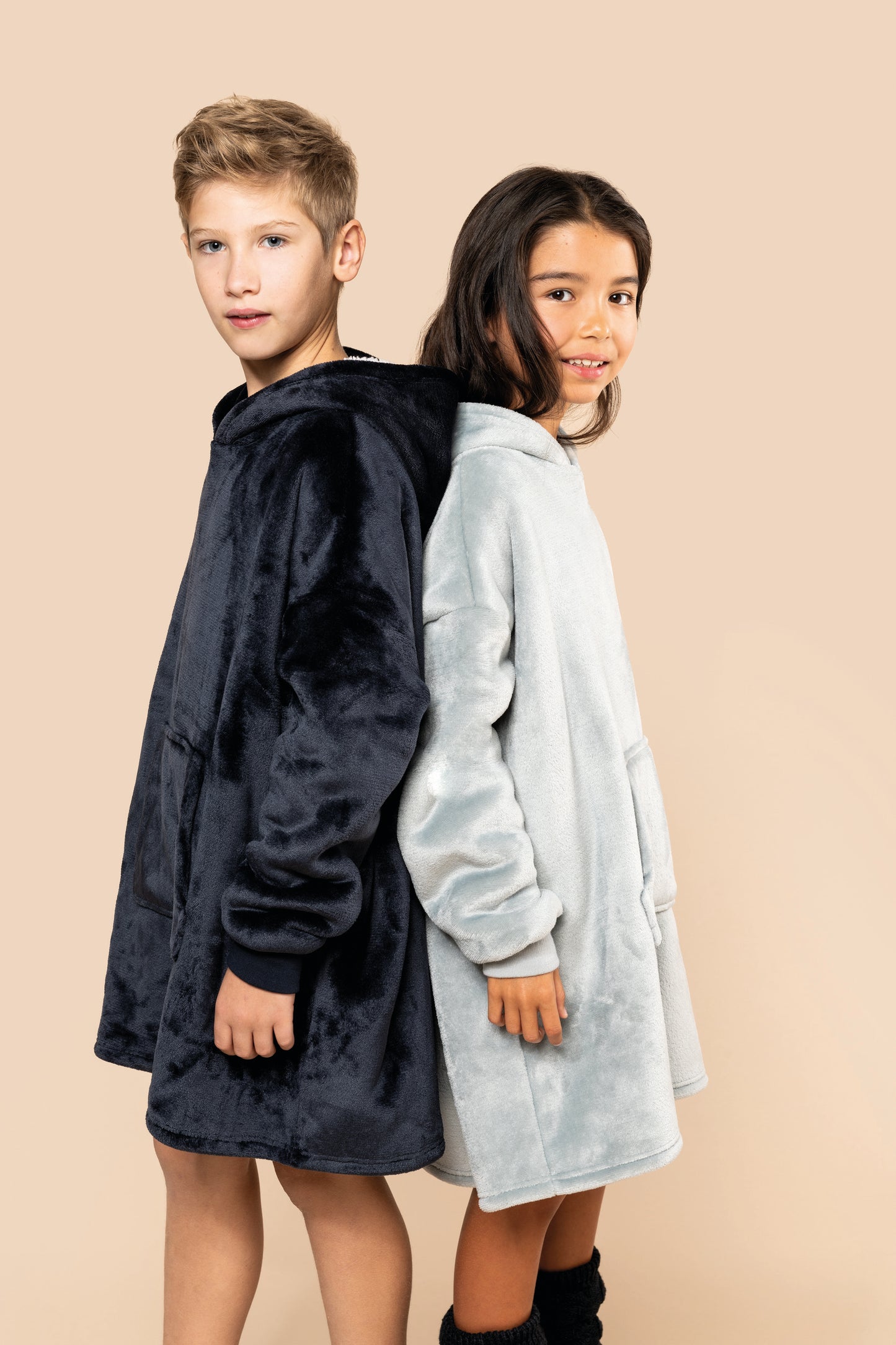 Gepersonaliseerde zachte kinder surf poncho of badcape geborduurd met naam tekst of logo Kariban Antwerpen