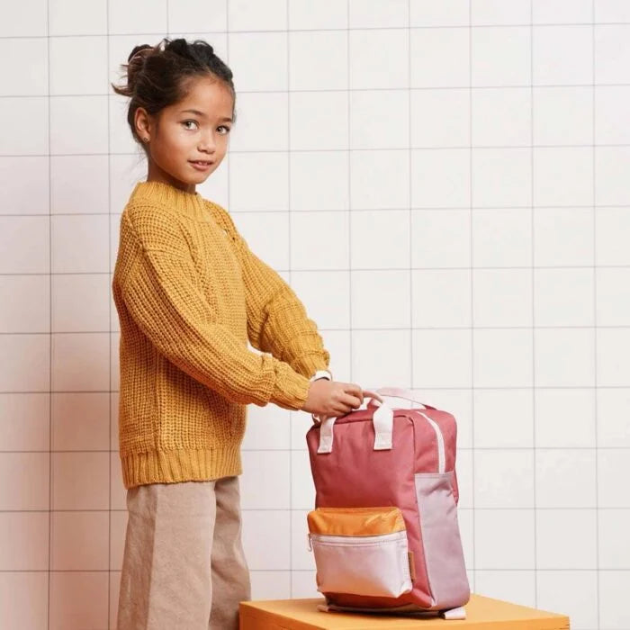 Op naam te personaliseren kleurrijk colorblock Kinder rugzak van het merk Engel. Kwalitatief geborduurd te Antwerpen