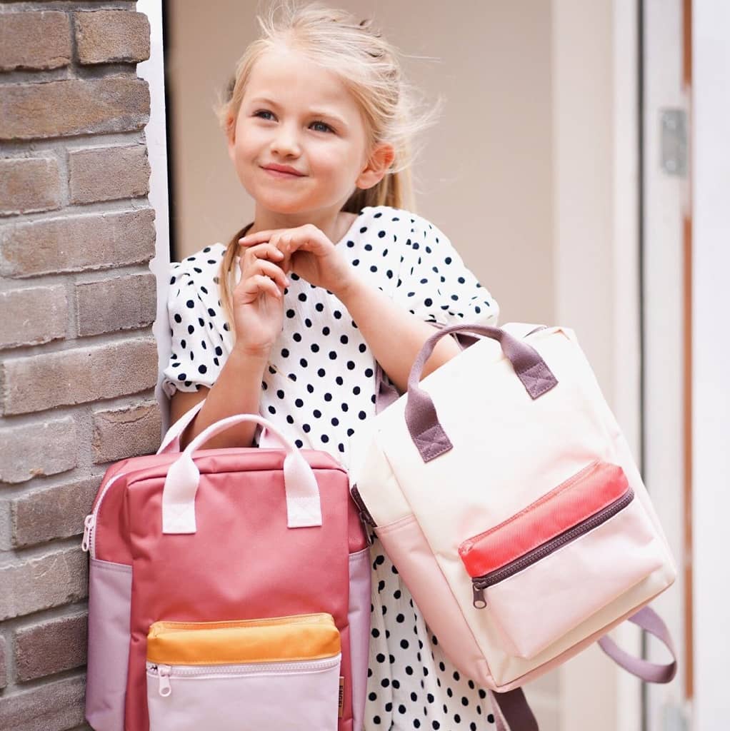 Kleurrijk gepersonaliseerde Kinder rugzak meisje van de Engel. colorblock serie geborduurd op naam te Antwerpen