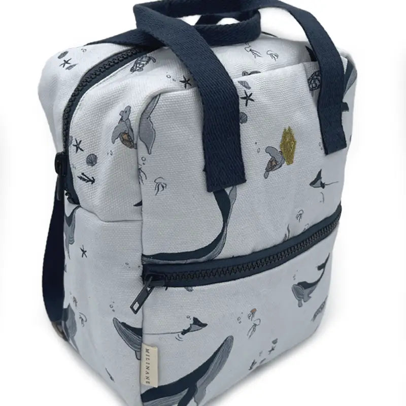 Gepersonaliseerde kleuter of kinder rugzak met walvis en schildpad print van het merk Milinane geborduurd op naam
