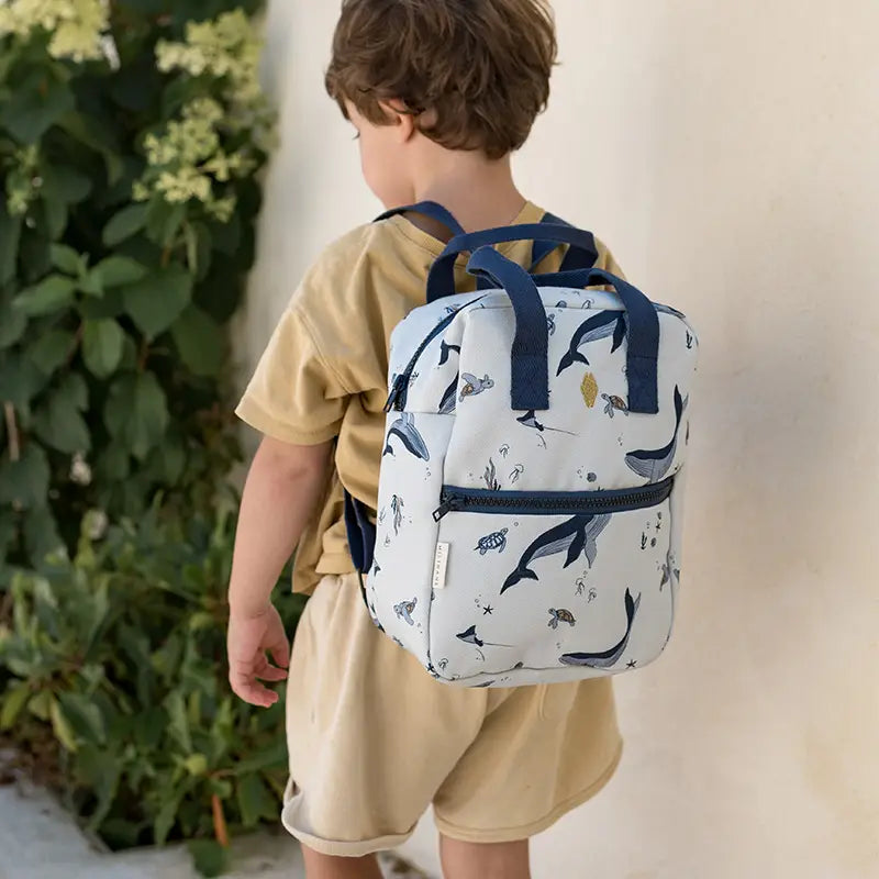 Kleuter met gepersonaliseerde baby of kinder rugzak met walvis en schildpad print van het merk Milinane geborduurd op naam