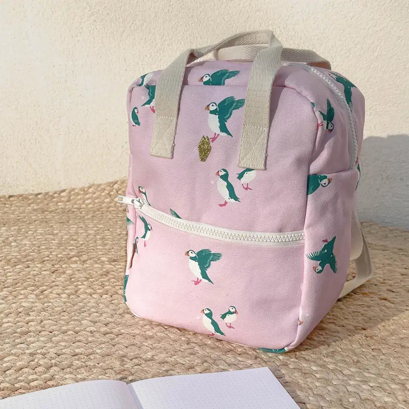 Gepersonaliseerde kleuter of kinder rugzak met Papegaai of vogeltjes print van het merk Milinane geborduurd op naam