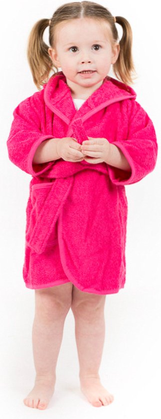 Kindje met zachte gepersonaliseerde roze badjas op naam van het merk Tiseco