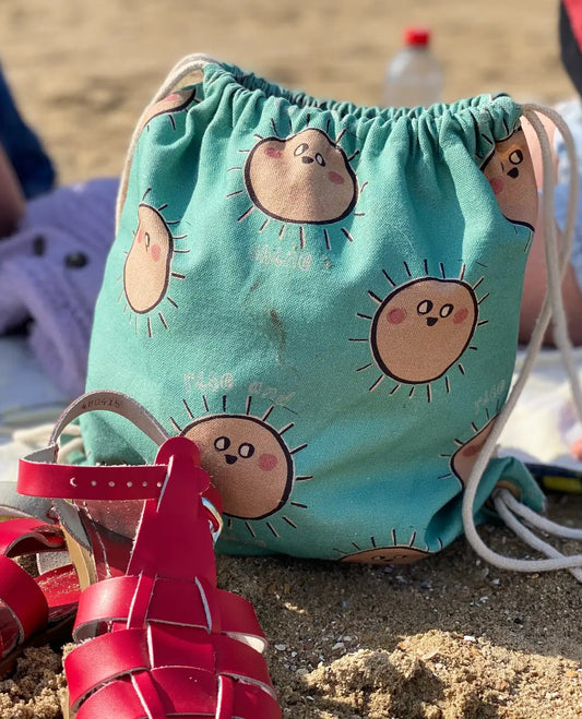 Gepersonaliseerde baby of kinder turnzak met speelse zonnige print van het merk Studio Loco geborduurd op naam