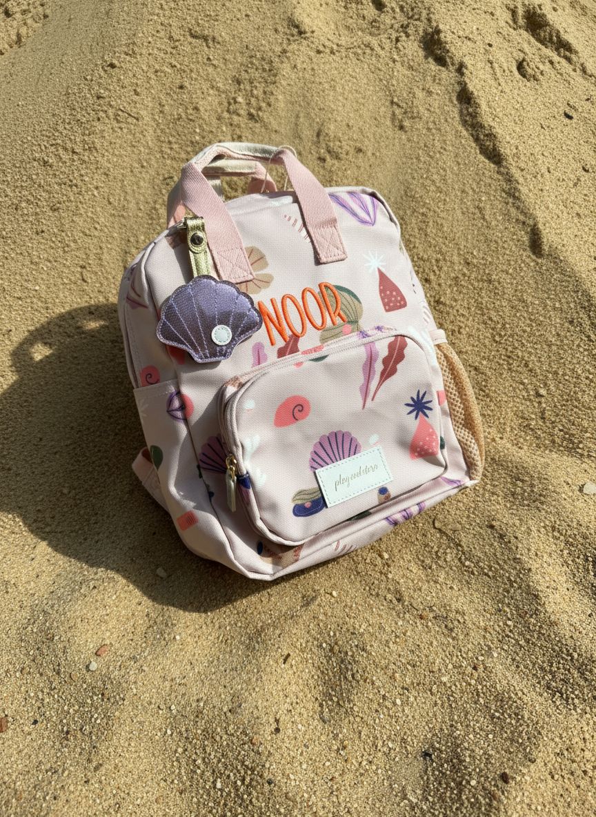 Gepersonaliseerde kinder rugzak roze schelpen print met geborduurde naam van Play and Store
