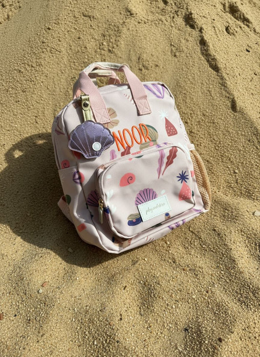 Gepersonaliseerde kinder rugzak roze schelpen print met geborduurde naam van Play and Store