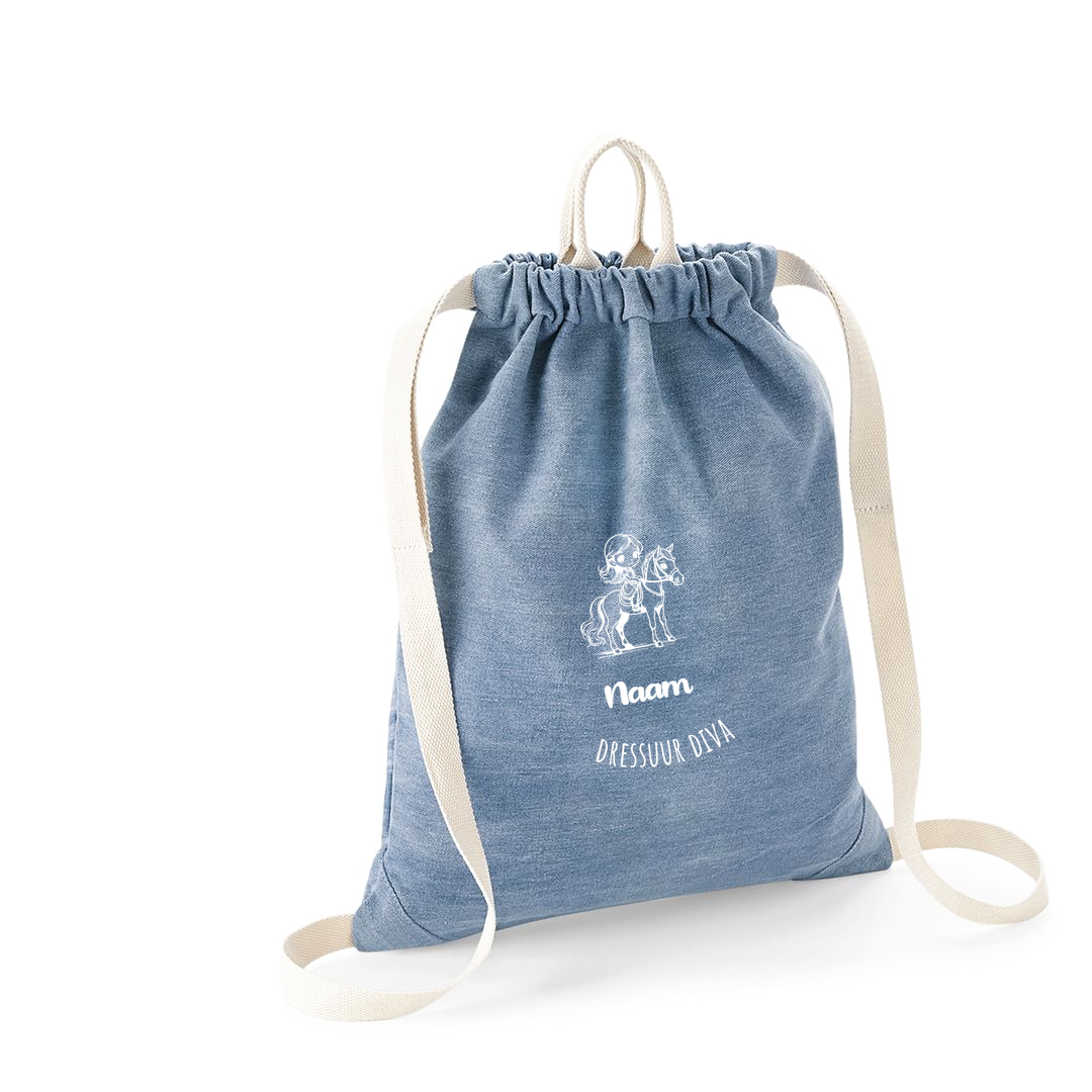 Gepersonaliseerde jeans turnzak of zwemzak van bagbase bedrukt op naam en sport met tekening van meisje op paard