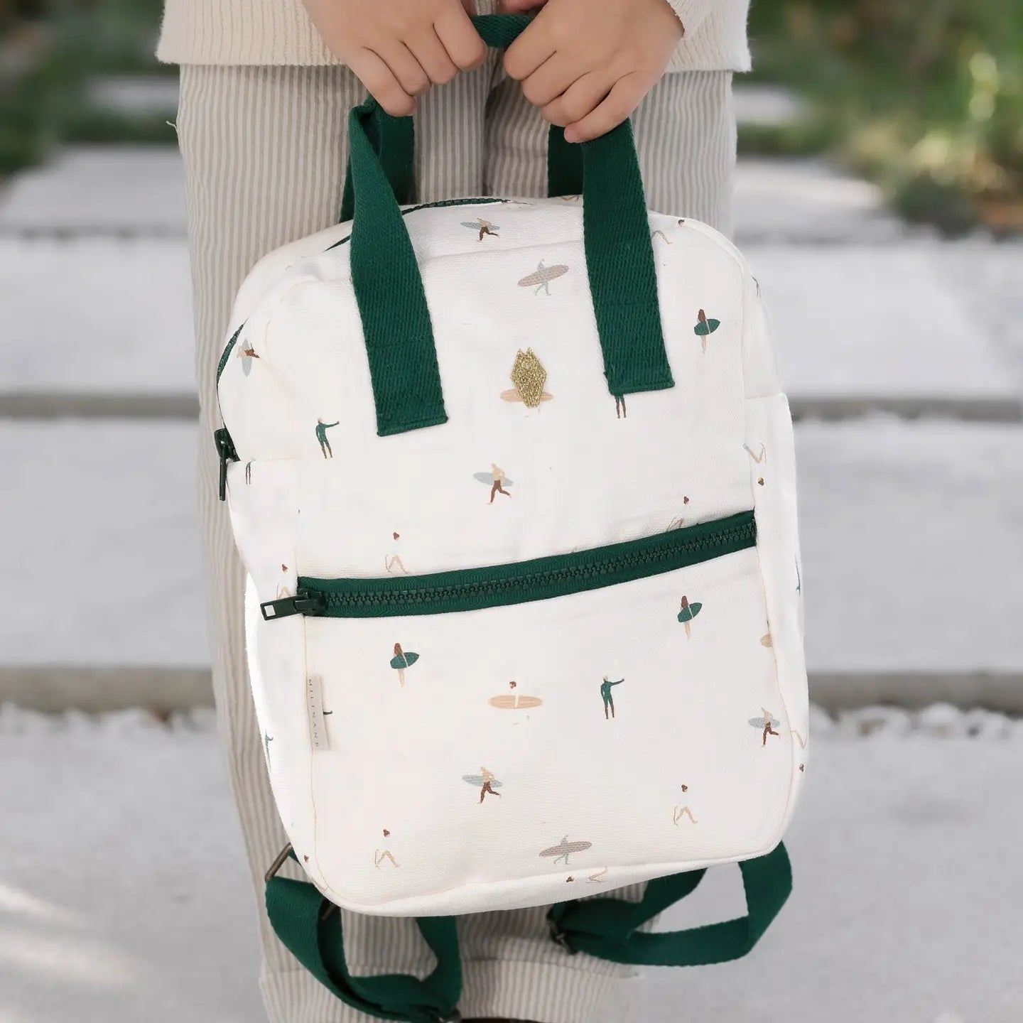Gepersonaliseerde kleuter of kinder rugzak met surfplank en beach print van het merk Milinane geborduurd op naam