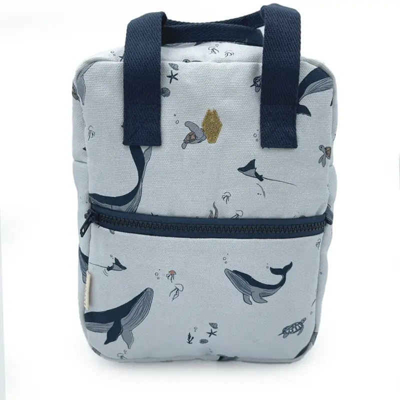 Gepersonaliseerde kleuter of kinder rugzak met walvis en schildpad print van het merk Milinane geborduurd op naam
