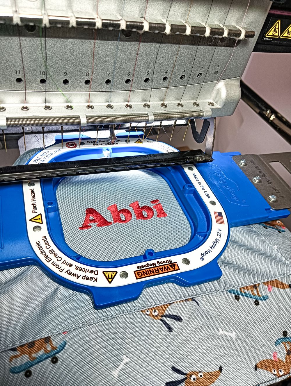 Gepersonaliseerde zwemzak met afbeeldingen van een hond met skateboard en geborduurde naam van een kindje