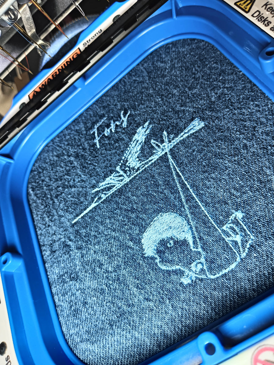 Gepersonaliseerde jeans weekendtas of luiertas stijlvol geborduurd op Geboortedesign tekening of logo Bagbase Antwerpen