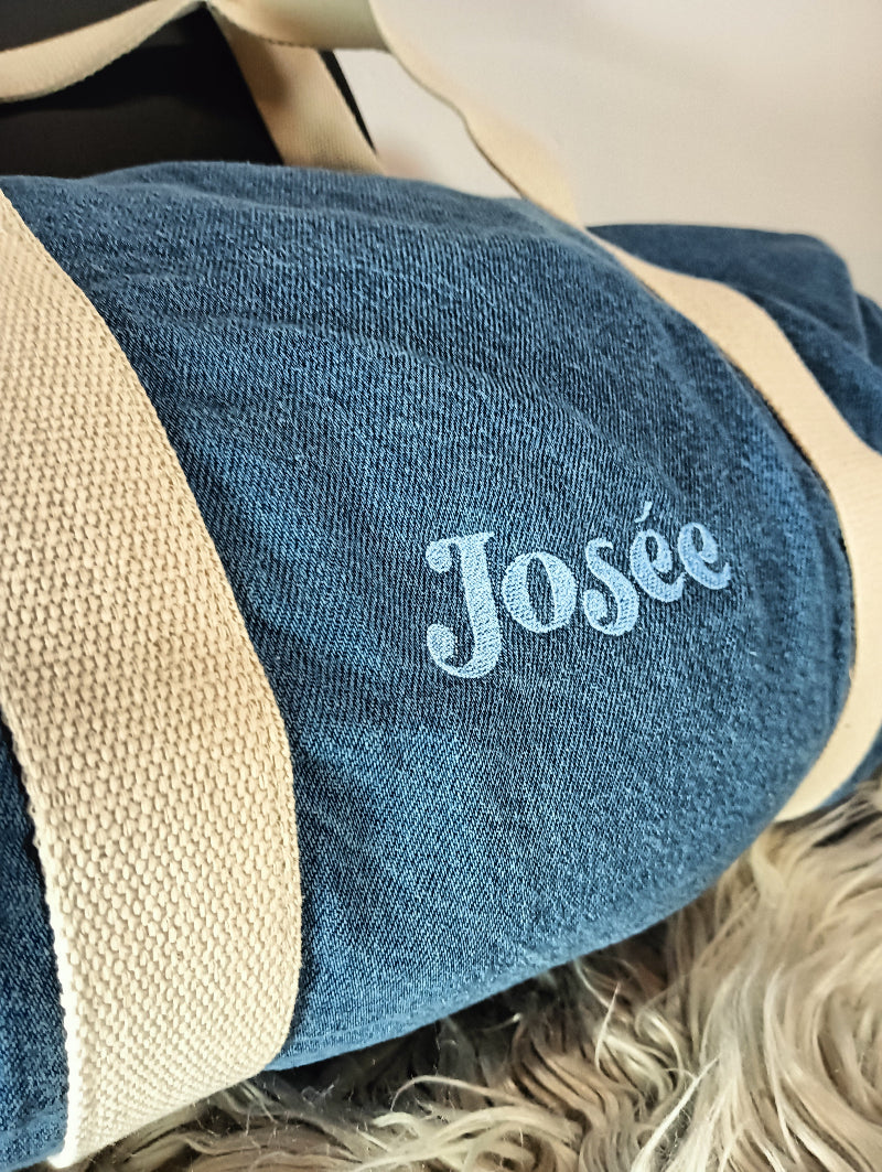 Gepersonaliseerde jeans weekendtas of luiertas stijlvol geborduurd op naam Bagbase Antwerpen