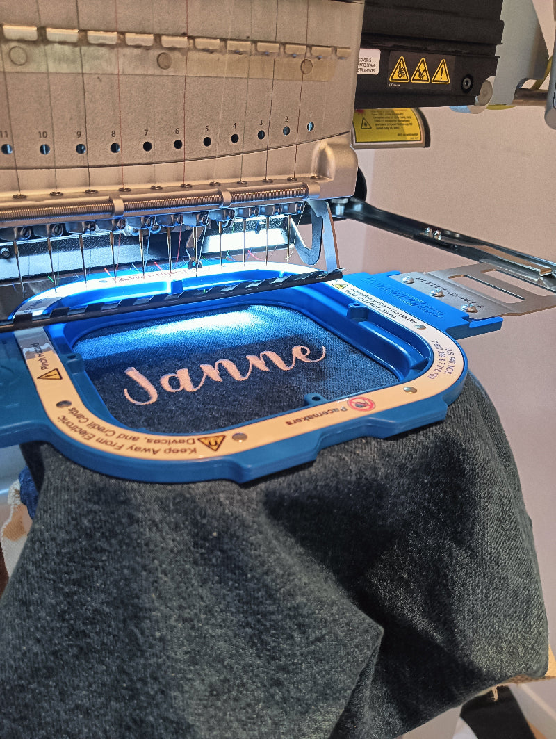 Gepersonaliseerde jeans weekendtas of luiertas professioneel geborduurd op naam Bagbase Antwerpen