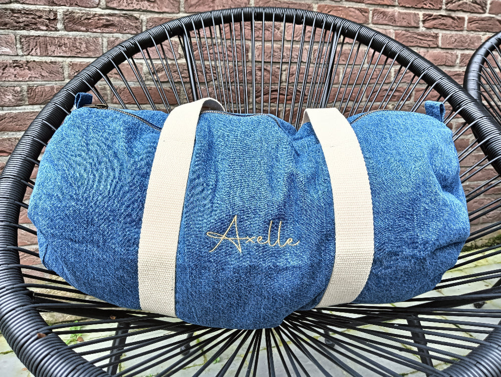 Gepersonaliseerde jeans weekender of luiertas stijlvol geborduurd op naam Bagbase Antwerpen