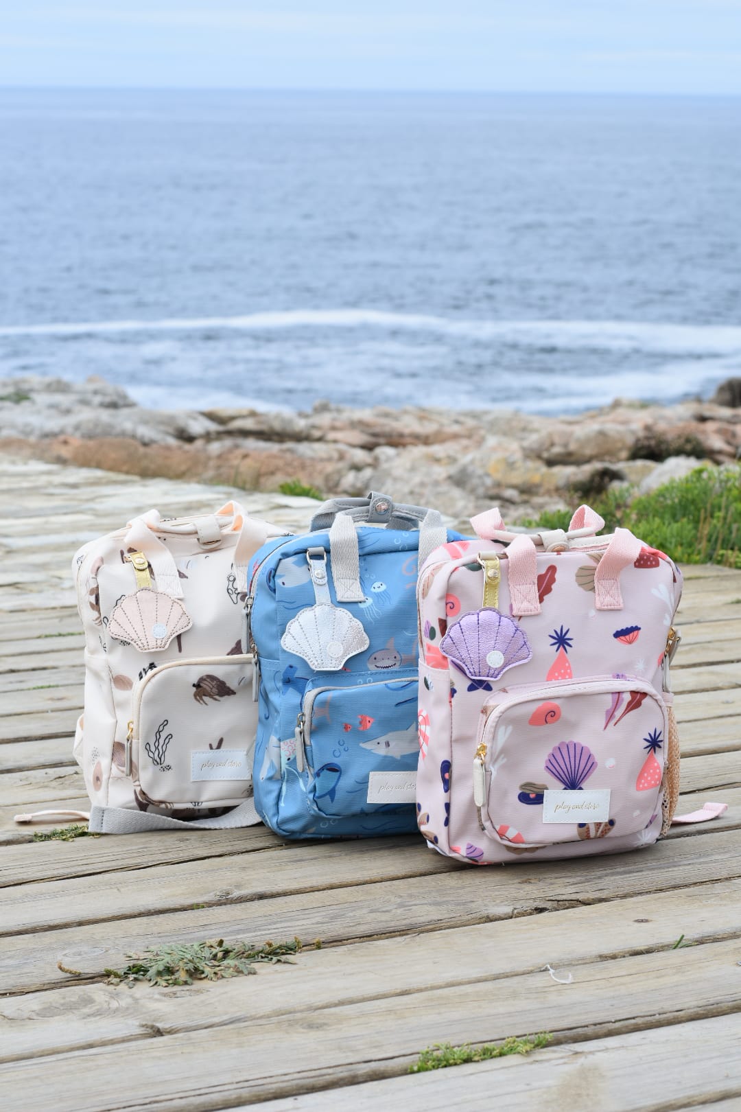Gepersonaliseerde peuter of kinder rugzak op het strand met beach print van het merk Play and Store geborduurd naam
