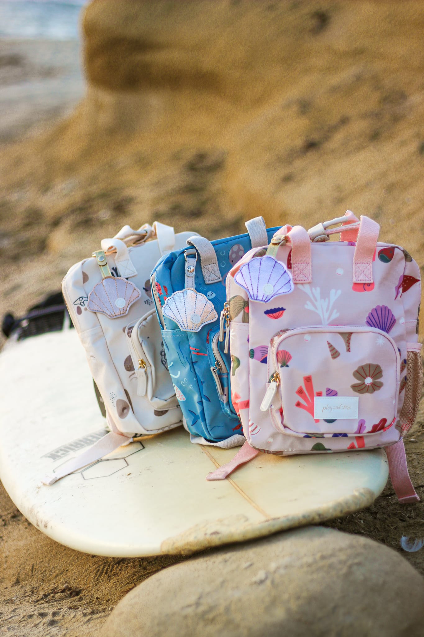 Gepersonaliseerde peuter of kinder rugzak op surf plank met zee thema print van het merk Play and Store geborduurd naam