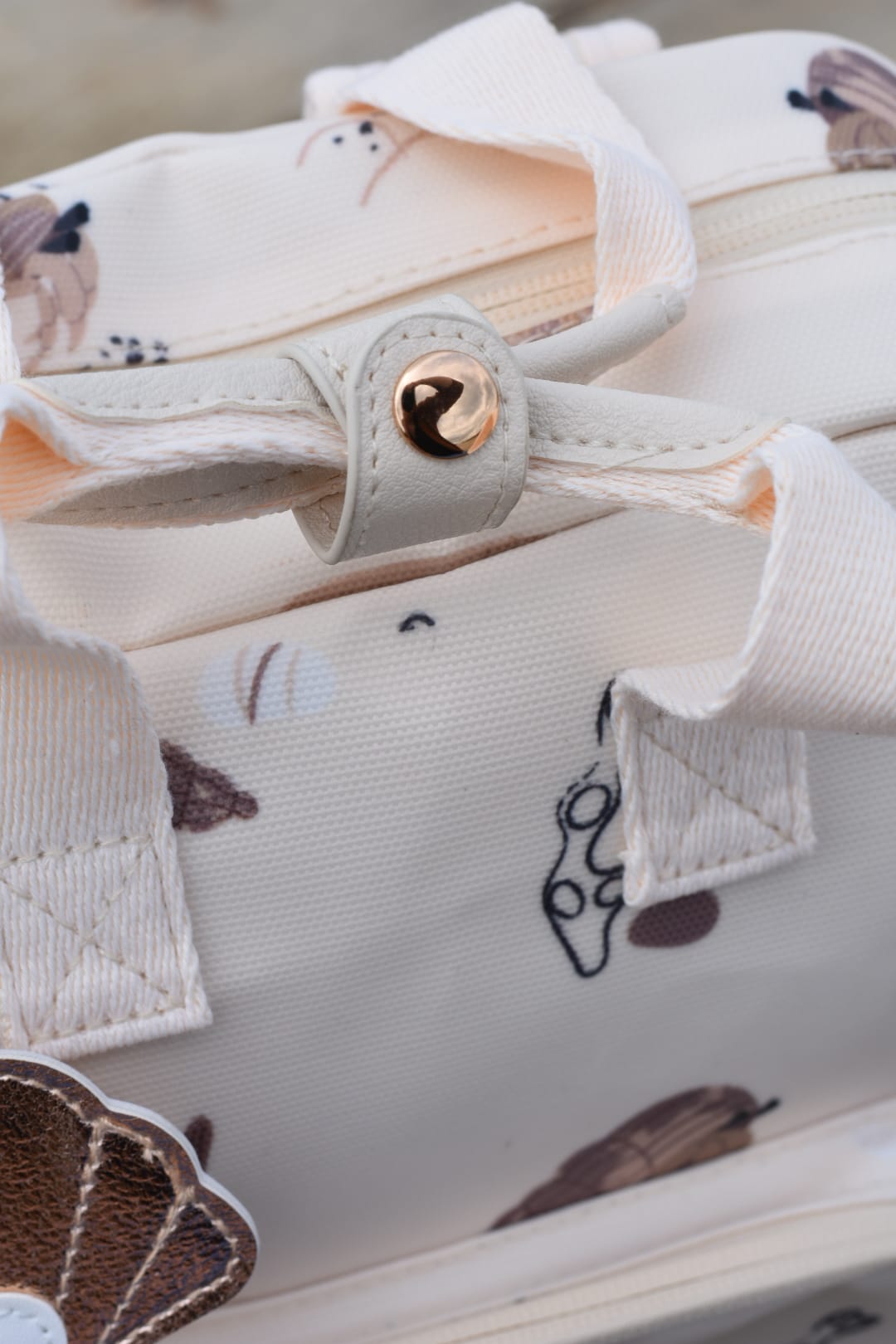Gepersonaliseerde peuter of kinder rugzak met zee en schelpen thema print van het merk play and store geborduurd naam