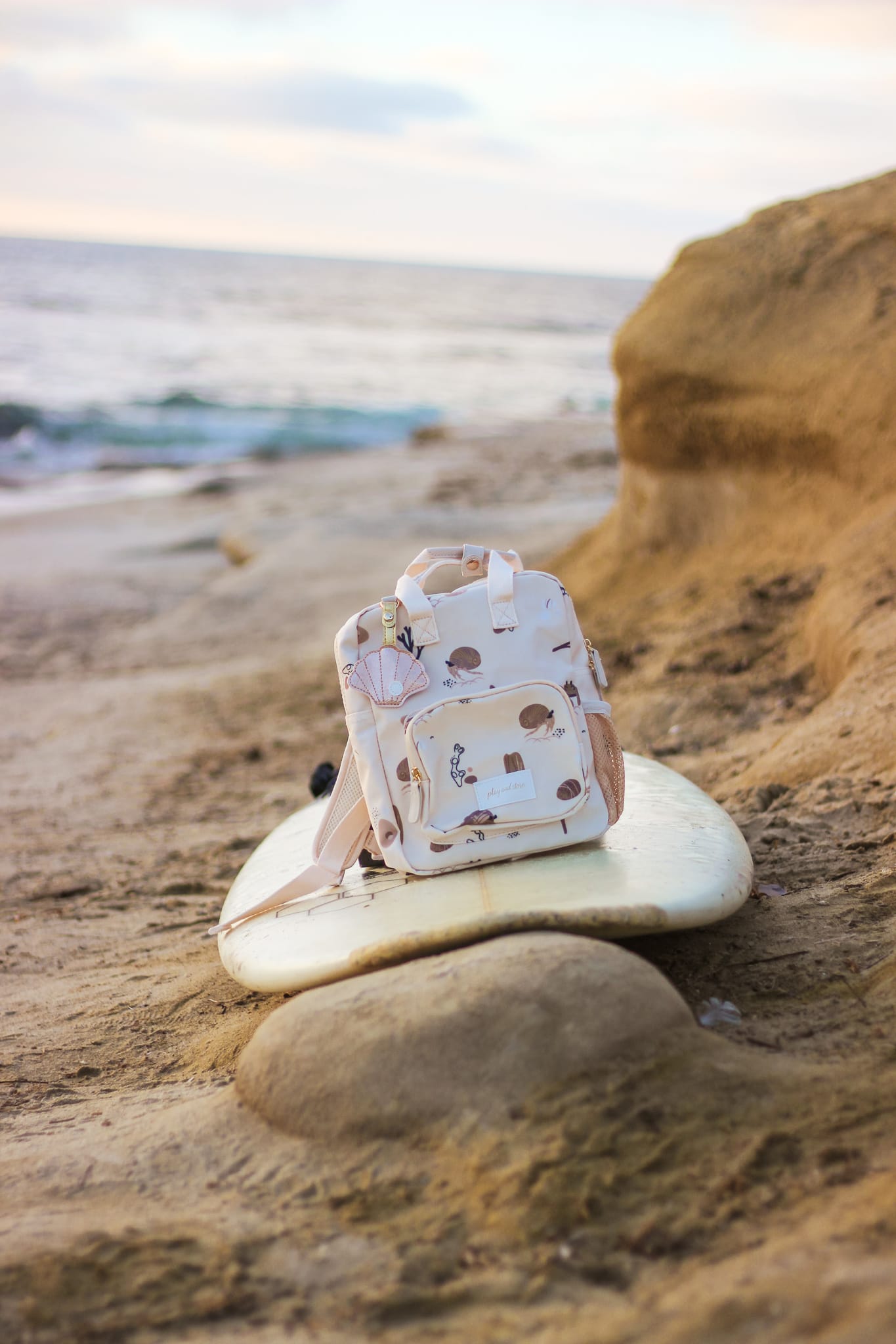 Gepersonaliseerde baby of kinder rugzak op een surf board met zee thema print van het merk Play and Store geborduurd op naam