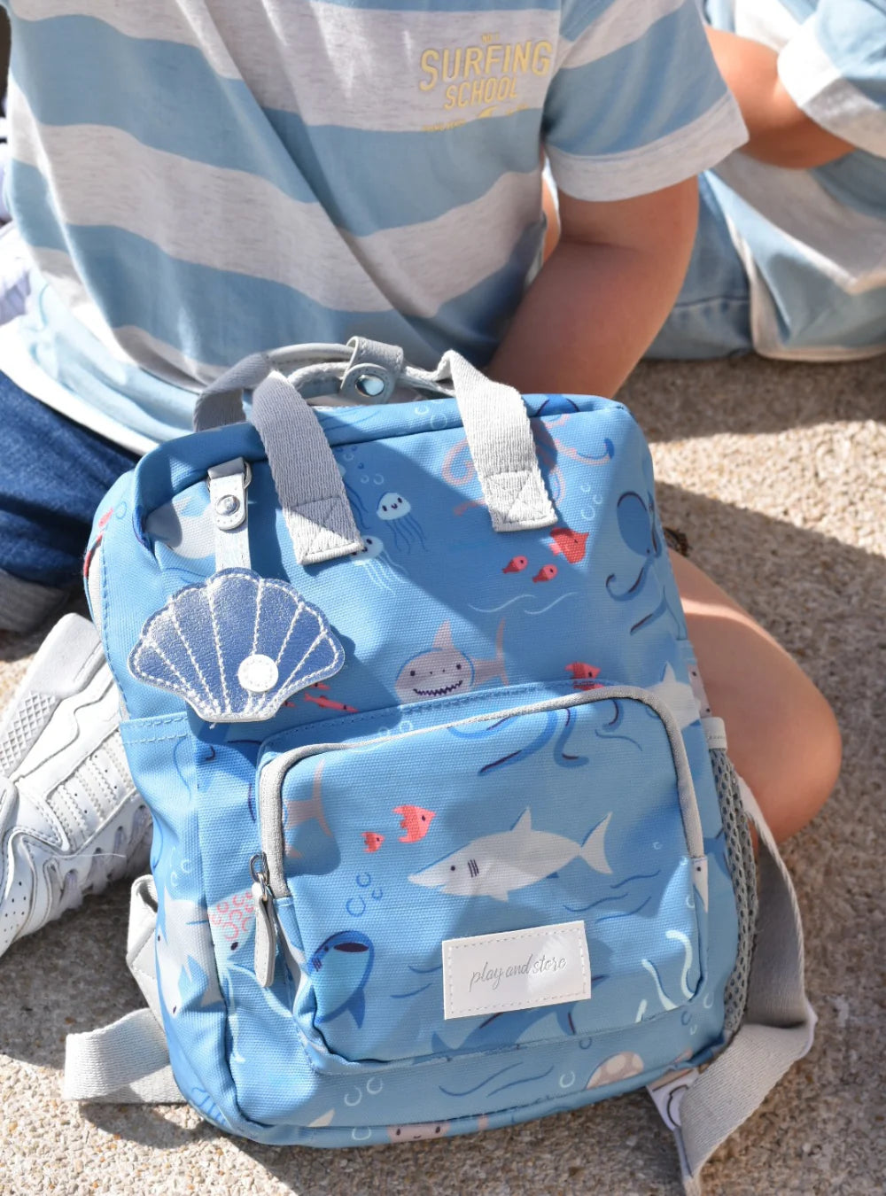 Gepersonaliseerde kleuter rugzak met haaien en vissen print van het merk play and store geborduurd naam