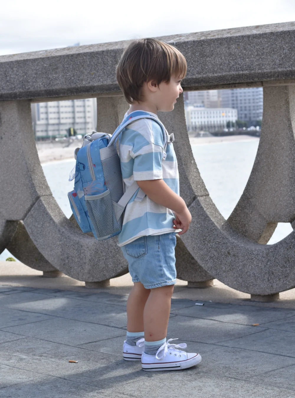 Gepersonaliseerde peuter of kinder rugzak met visjes thema print van het merk play and store geborduurd naam