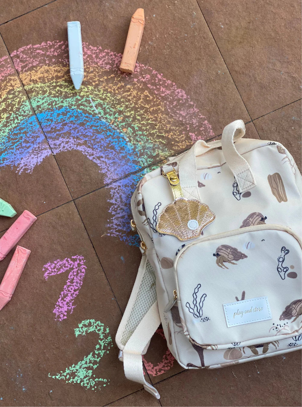 Gepersonaliseerde baby of kinder rugzak met zee thema print van het merk Play and Store geborduurd op naam