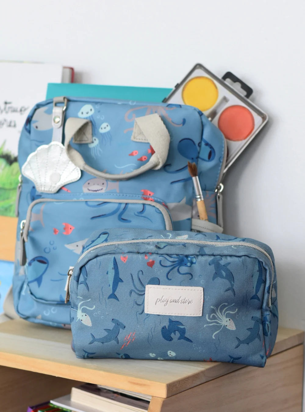 Gepersonaliseerde baby of kinder rugzak en etui met zee thema print van het merk Play and Store geborduurd op naam