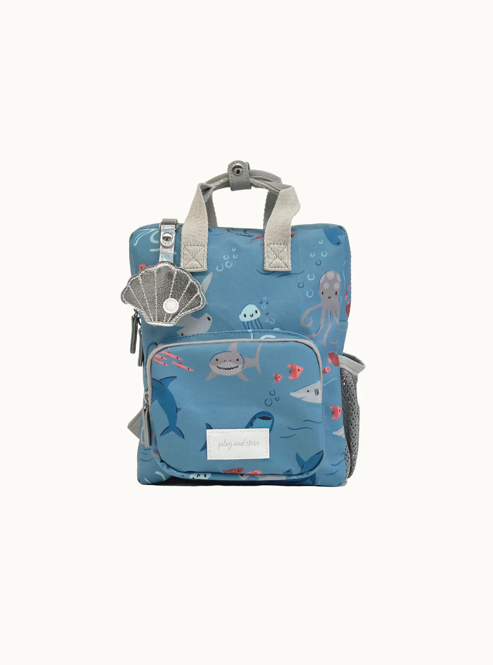 Gepersonaliseerde baby of kinder rugzak met vissen en haaien thema print van het merk Play and Store geborduurd op naam
