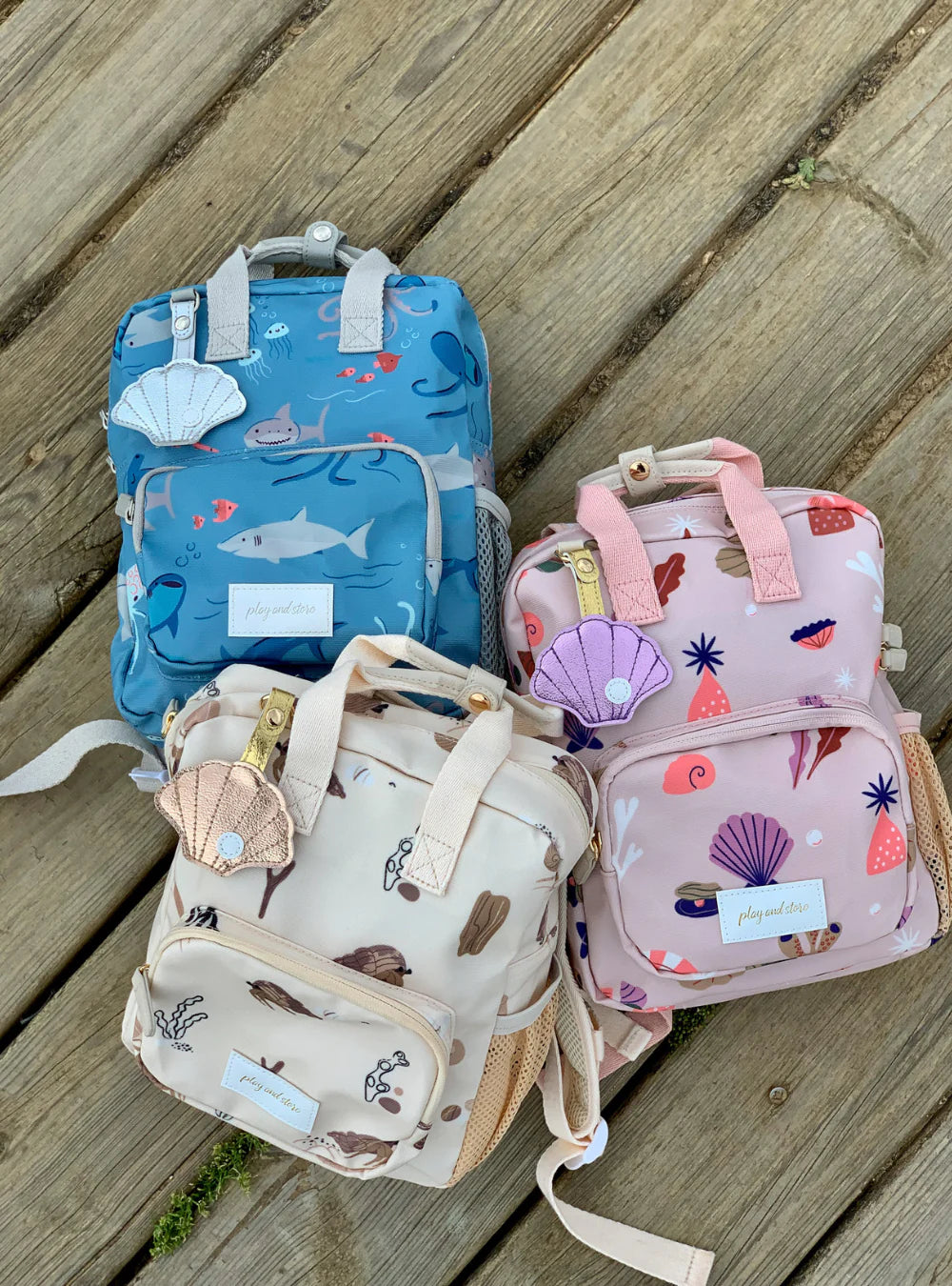 Gepersonaliseerde peuter of kinder rugzak met zee thema print van het merk play and store geborduurd naam