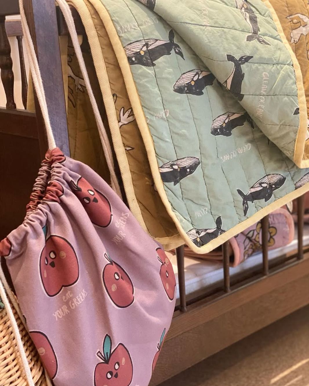Gepersonaliseerde baby of kinder turnzak met speelse appel print van het merk Studio Loco geborduurd op naam