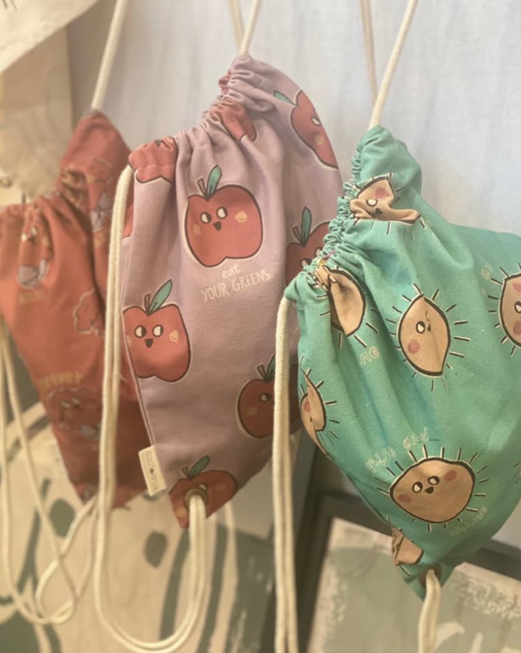 Collectie gepersonaliseerde baby of kinder turnzakjes met speelse prints van het merk Studio Loco geborduurd op naam