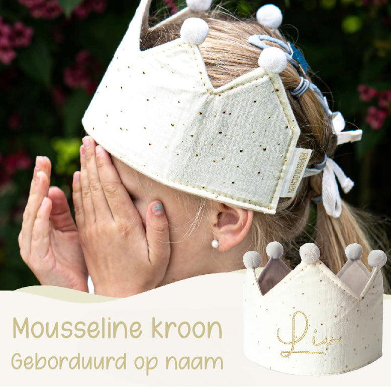 Mousseline verjaardagskroon op naam geborduurd