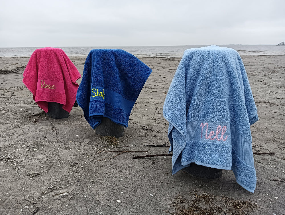 Geborduurde strandlakens op het strand met een luxueuze naam borduring te Antwerpen