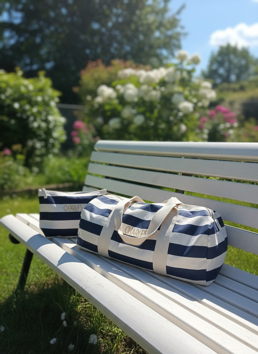 Weekendtas en toiletzakje met strepen motief met een in goud geborduurde naam