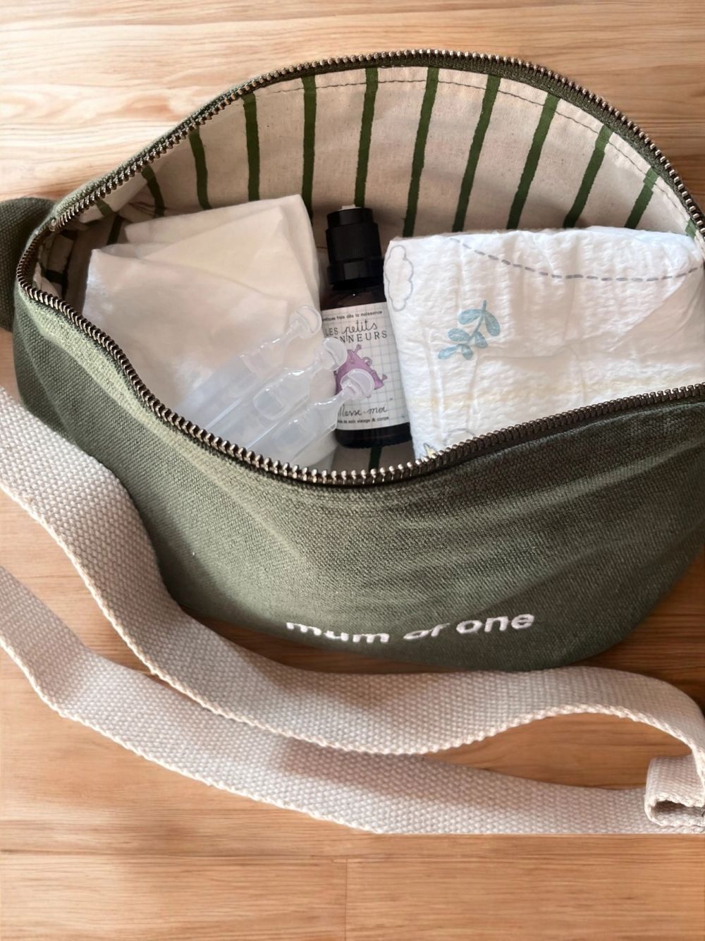 Gepersonaliseerd geschenk voor een mama van één als geborduurd cross body tasje