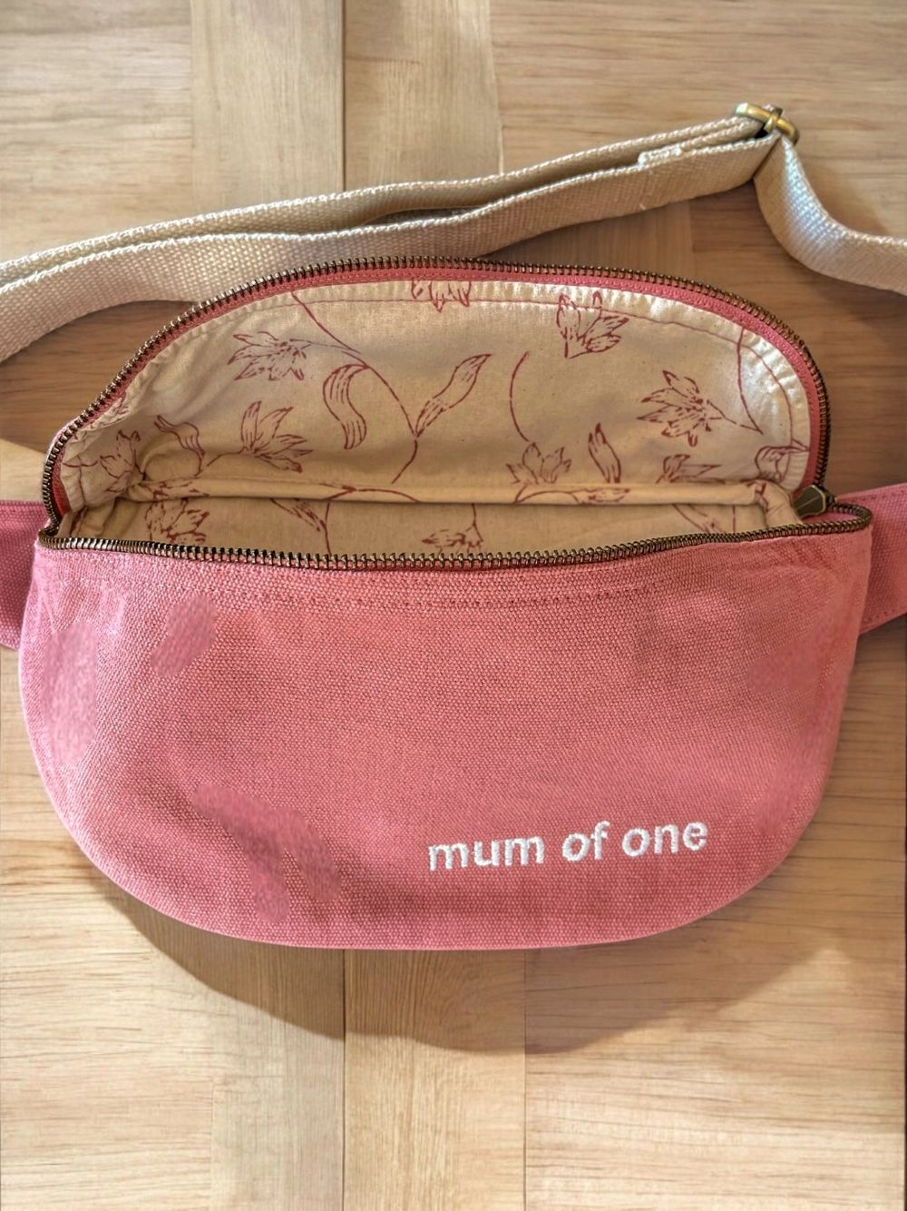 Gepersonaliseerd geschenk voor een mama van één als geborduurd schoudertasje