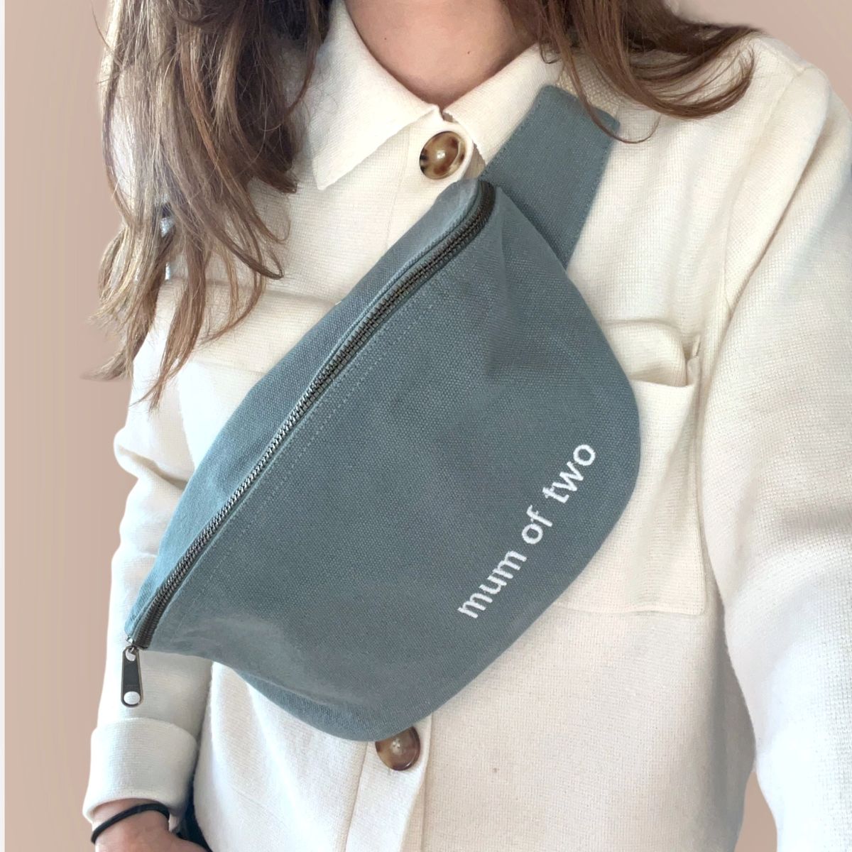 Gepersonaliseerd geschenk voor een mama van twee als geborduurd schoudertasje