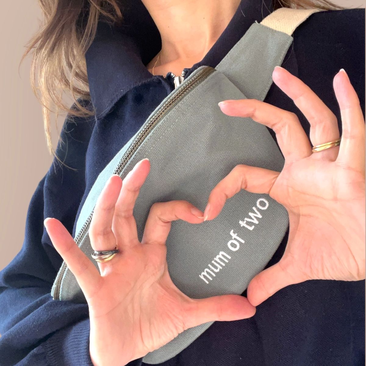 Gepersonaliseerd geschenk voor een mama van twee als geborduurd heuptasje