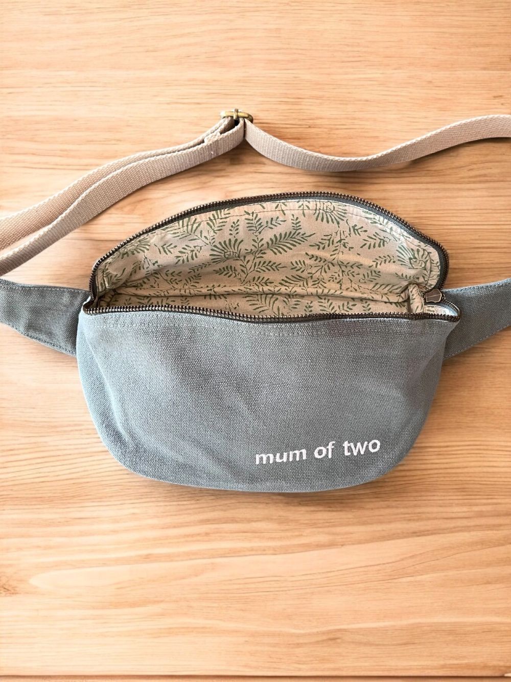 Gepersonaliseerde cross body bananen heuptasje met geborduurde tekst mama van twee