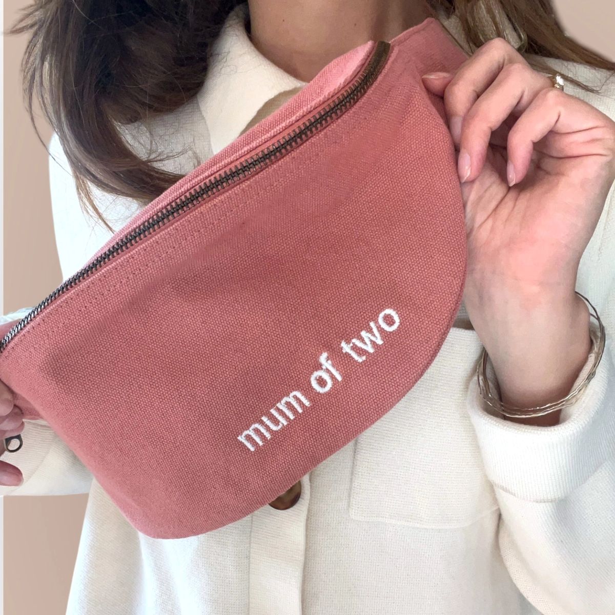 Gepersonaliseerde cross body bananen tasje met geborduurde tekst mama van twee