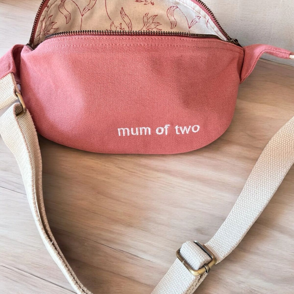 Gepersonaliseerde cross body schoudertasje met geborduurde tekst mama van twee